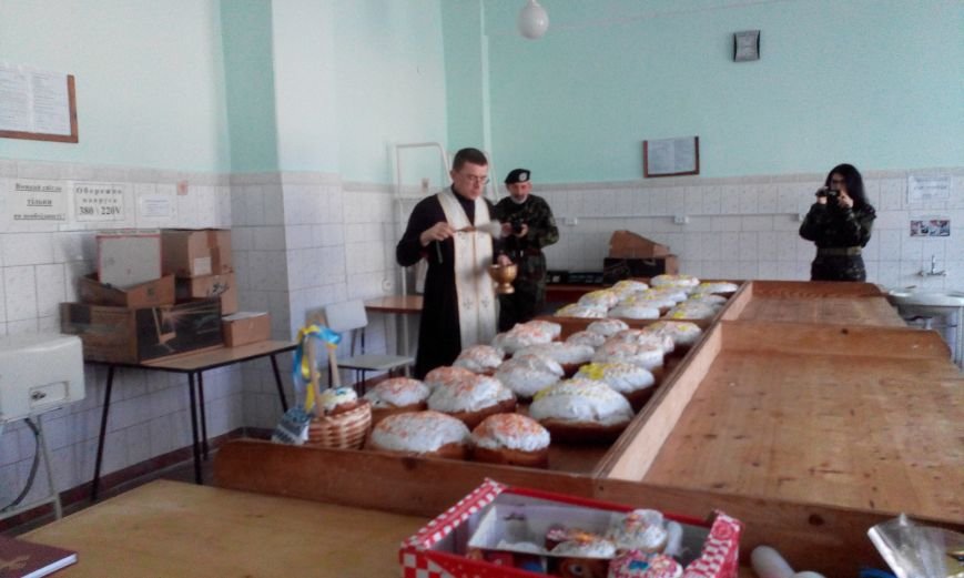 Запорожские студенты отправляют в АТО пасхальные куличи и ... своего повара (ФОТОРЕПОРТАЖ) (фото) - фото 4 Запорожские студенты отправляют в АТО пасхальные куличи и ... своего повара (ФОТОРЕПОРТАЖ) (фото) - фото 4