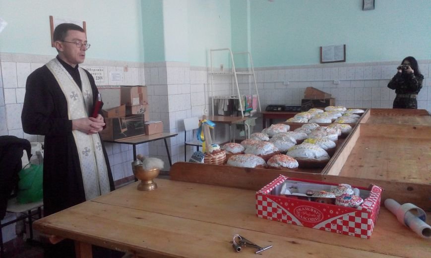 Запорожские студенты отправляют в АТО пасхальные куличи и ... своего повара (ФОТОРЕПОРТАЖ) (фото) - фото 3 Запорожские студенты отправляют в АТО пасхальные куличи и ... своего повара (ФОТОРЕПОРТАЖ) (фото) - фото 3