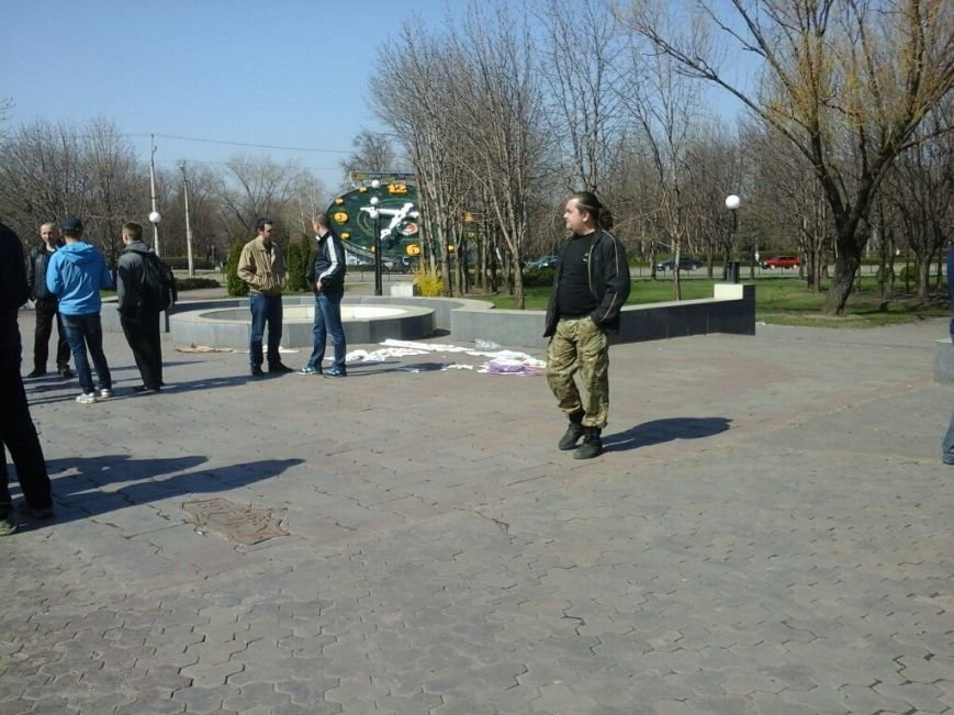 Сепаратисты Кривого Рога прикрылись акцией против повышения тарифов, чтобы требовать «референдум» (ФОТО) (фото) - фото 1 Сепаратисты Кривого Рога прикрылись акцией против повышения тарифов, чтобы требовать «референдум» (ФОТО) (фото) - фото 1