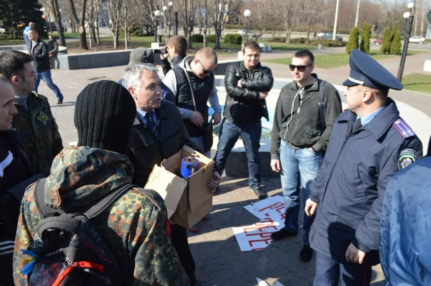 Сепаратисты Кривого Рога прикрылись акцией против повышения тарифов, чтобы требовать «референдум» (ФОТО) (фото) - фото 1 Сепаратисты Кривого Рога прикрылись акцией против повышения тарифов, чтобы требовать «референдум» (ФОТО) (фото) - фото 1