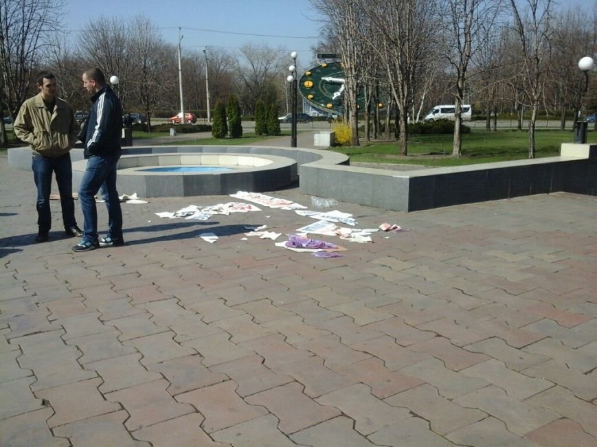 Сепаратисты Кривого Рога прикрылись акцией против повышения тарифов, чтобы требовать «референдум» (ФОТО) (фото) - фото 1 Сепаратисты Кривого Рога прикрылись акцией против повышения тарифов, чтобы требовать «референдум» (ФОТО) (фото) - фото 1