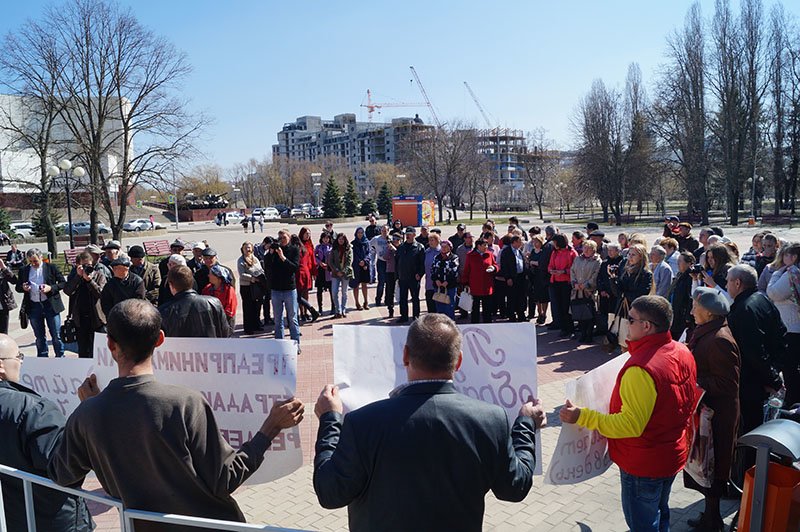 Белгородцы вышли на митинг в поддержку объявленных нелегалами маршрутчиков (фото) - фото 2 Белгородцы вышли на митинг в поддержку объявленных нелегалами маршрутчиков (фото) - фото 2