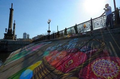 На склоне набережной d Донецке нарисовали Пасхальную открытку-граффити (фото) - фото 1 На склоне набережной d Донецке нарисовали Пасхальную открытку-граффити (фото) - фото 1