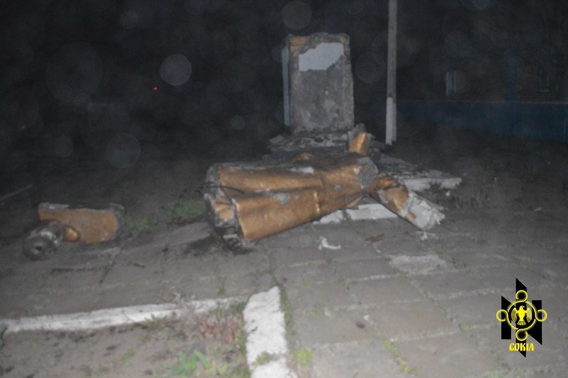 Криворожане стали свидетелями падения трех памятников Ленина в Николаевской области (ФОТО) (фото) - фото 1 Криворожане стали свидетелями падения трех памятников Ленина в Николаевской области (ФОТО) (фото) - фото 1