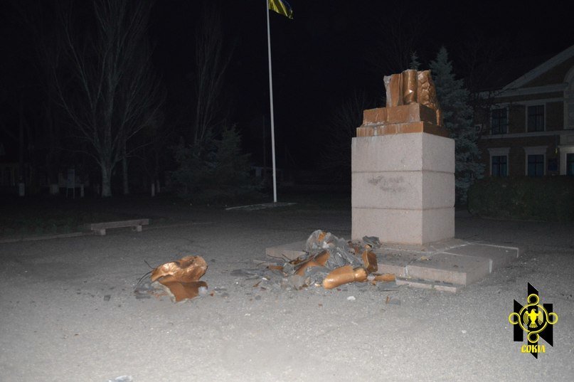 Криворожане стали свидетелями падения трех памятников Ленина в Николаевской области (ФОТО) (фото) - фото 1 Криворожане стали свидетелями падения трех памятников Ленина в Николаевской области (ФОТО) (фото) - фото 1