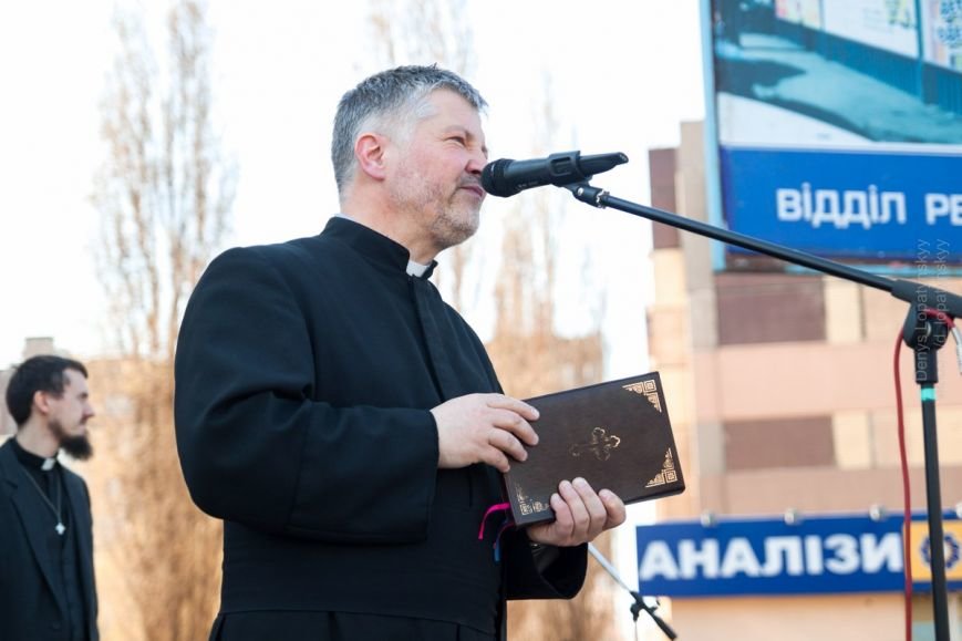 В Кривом Роге на Пасхальном вече верующие различных конфессий помолились за Украину (ФОТО) (фото) - фото 1 В Кривом Роге на Пасхальном вече верующие различных конфессий помолились за Украину (ФОТО) (фото) - фото 1