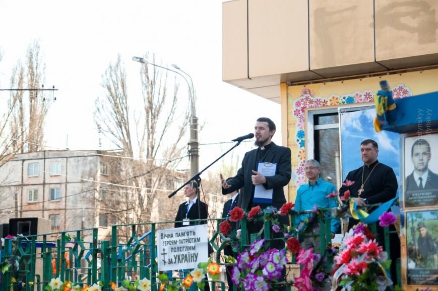 В Кривом Роге на Пасхальном вече верующие различных конфессий помолились за Украину (ФОТО) (фото) - фото 1 В Кривом Роге на Пасхальном вече верующие различных конфессий помолились за Украину (ФОТО) (фото) - фото 1