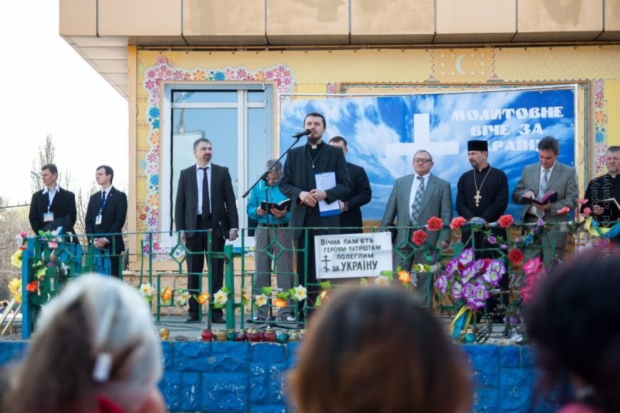 В Кривом Роге на Пасхальном вече верующие различных конфессий помолились за Украину (ФОТО) (фото) - фото 1 В Кривом Роге на Пасхальном вече верующие различных конфессий помолились за Украину (ФОТО) (фото) - фото 1