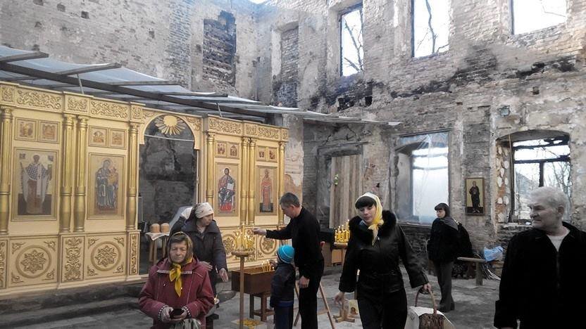 Фотофакт. В разрушенном артобстрелом донецком храме проводилось пасхальное богослужение (фото) - фото 1 Фотофакт. В разрушенном артобстрелом донецком храме проводилось пасхальное богослужение (фото) - фото 1