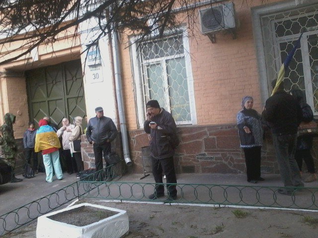 Криворожских активистов арестовали «за хулиганство» под Высшим хозяйственным судом Украины (ФОТО) (фото) - фото 1 Криворожских активистов арестовали «за хулиганство» под Высшим хозяйственным судом Украины (ФОТО) (фото) - фото 1
