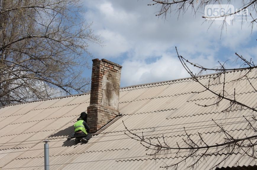 В Кривом Роге: кровельщики на крышах работали без страховки, соседи спасли женщину-инвалида, а активистов арестовали в Киеве (фото) - фото 2 В Кривом Роге: кровельщики на крышах работали без страховки, соседи спасли женщину-инвалида, а активистов арестовали в Киеве (фото) - фото 2