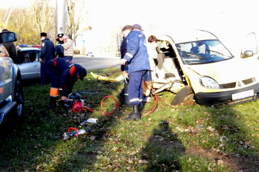 После ДТП в Чернигове водителя пришлось вырезать из автомобиля (фото) - фото 1 После ДТП в Чернигове водителя пришлось вырезать из автомобиля (фото) - фото 1