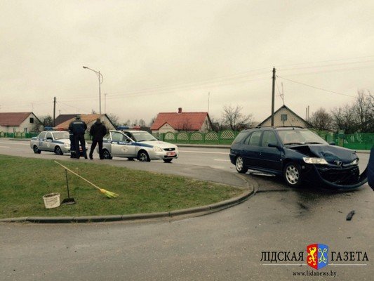 В Лиде столкнулось три автомобиля: у пассажирки сломана ключица (фото) - фото 1 В Лиде столкнулось три автомобиля: у пассажирки сломана ключица (фото) - фото 1