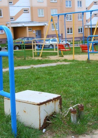 Фотофакт: на детской площадке по ул. Кабяка лежит неизвестный ящик с проводами (фото) - фото 1 Фотофакт: на детской площадке по ул. Кабяка лежит неизвестный ящик с проводами (фото) - фото 1