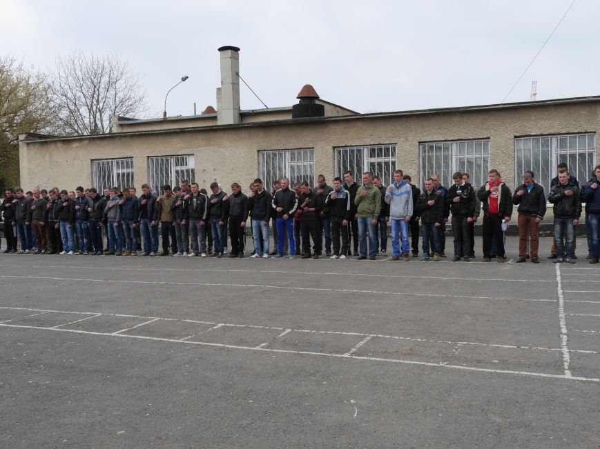 З Тернополя на строкову службу відправили понад півсотні призовників (фото) (фото) - фото 1 З Тернополя на строкову службу відправили понад півсотні призовників (фото) (фото) - фото 1