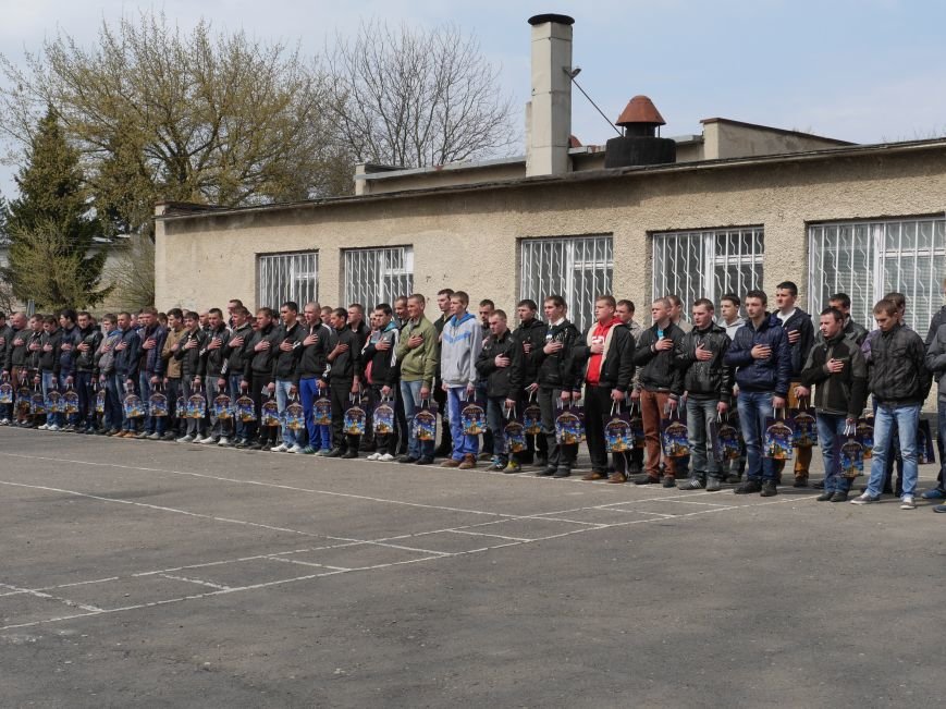 З Тернополя на строкову службу відправили понад півсотні призовників (фото) (фото) - фото 1 З Тернополя на строкову службу відправили понад півсотні призовників (фото) (фото) - фото 1