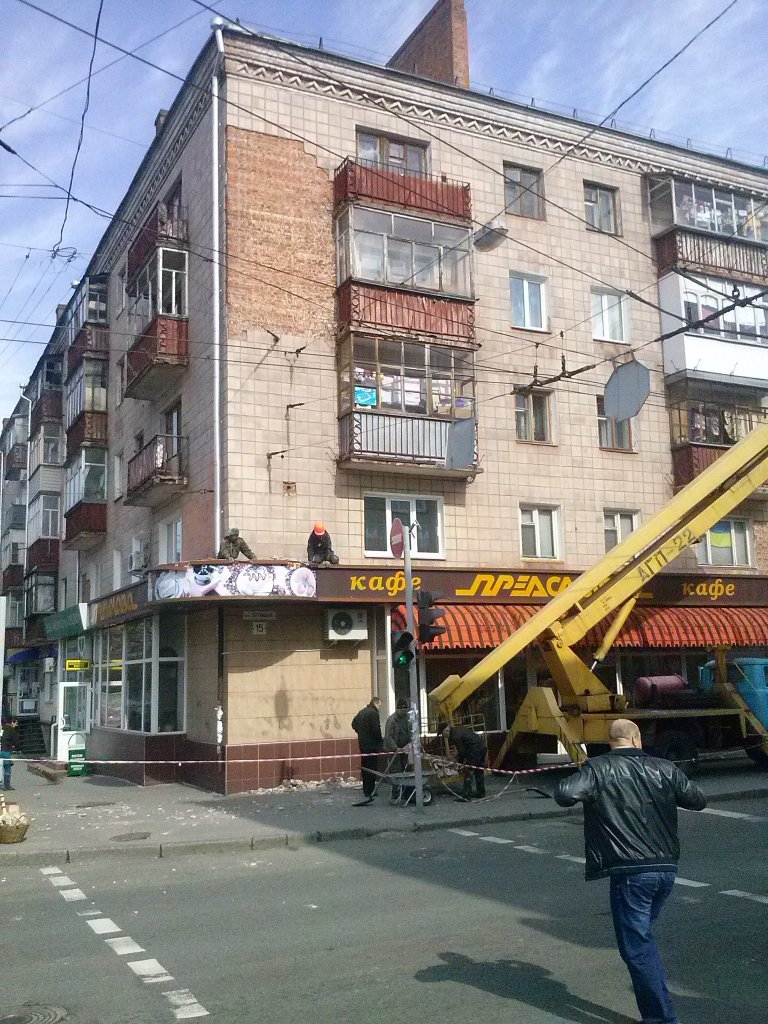 Плитка с дома в центре Чернигова сыпалась на прохожих (фото) - фото 1 Плитка с дома в центре Чернигова сыпалась на прохожих (фото) - фото 1