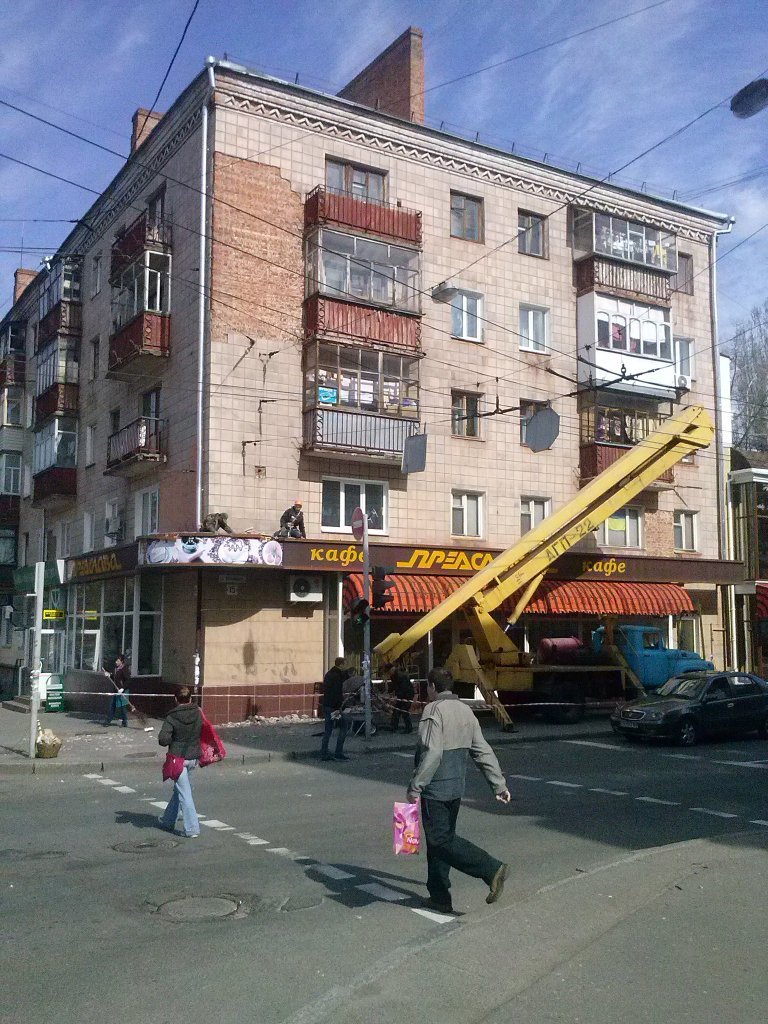 Плитка с дома в центре Чернигова сыпалась на прохожих (фото) - фото 1 Плитка с дома в центре Чернигова сыпалась на прохожих (фото) - фото 1
