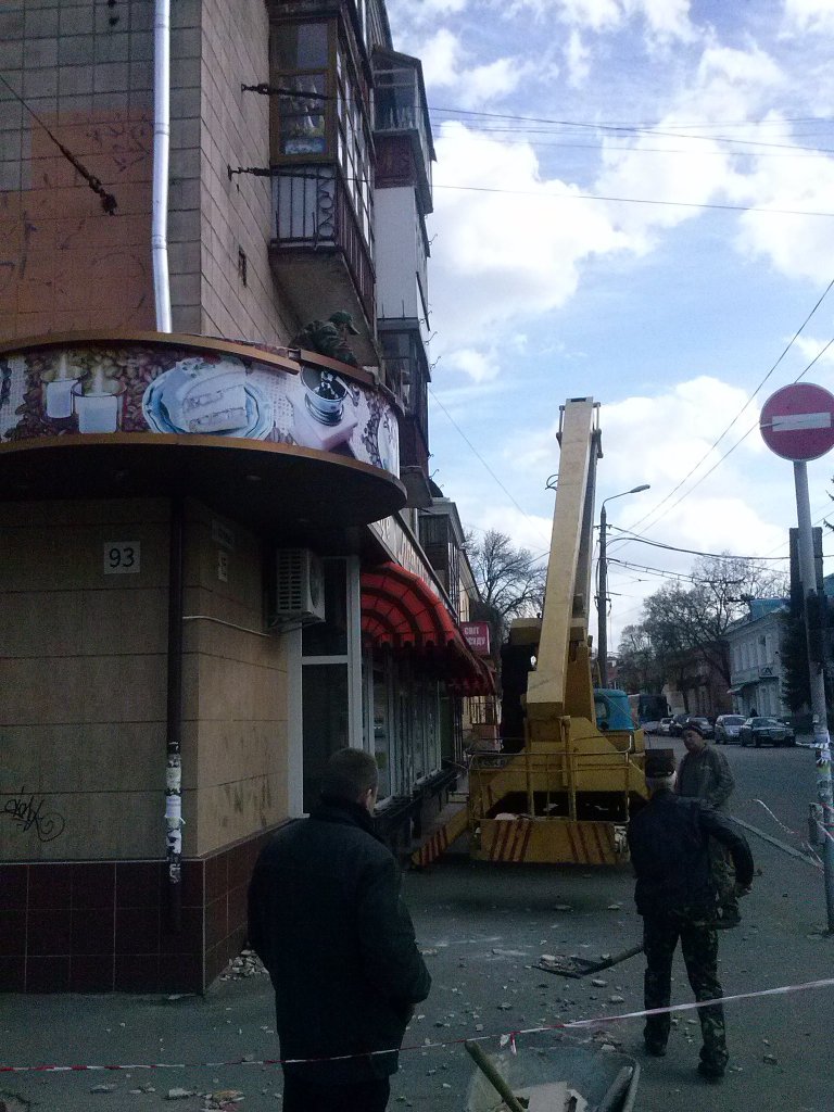 Плитка с дома в центре Чернигова сыпалась на прохожих (фото) - фото 1 Плитка с дома в центре Чернигова сыпалась на прохожих (фото) - фото 1