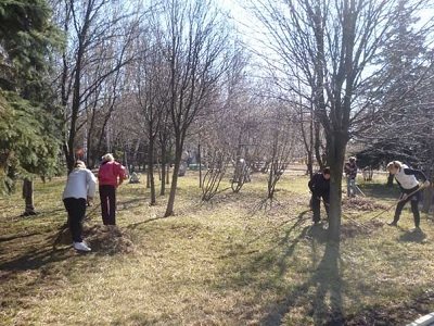 «Чистый четверг» в Макеевке: жители приводят город в порядок после зимы (фото) - фото 1 «Чистый четверг» в Макеевке: жители приводят город в порядок после зимы (фото) - фото 1