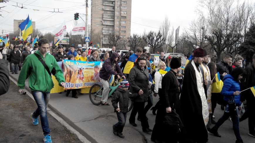 В Краматорске проходит шествие в поддержку Украины:ФОТОРЕПОРТАЖ (ОБ... В Краматорске проходит шествие в поддержку Украины:ФОТОРЕПОРТАЖ (ОБНОВЛЯЕТСЯ) (фото) - фото 8