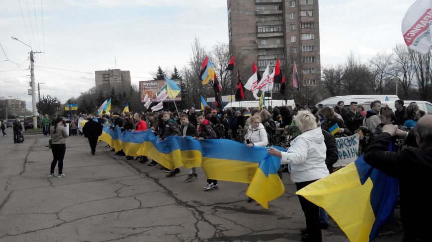 В Краматорске проходит шествие в поддержку Украины:ФОТОРЕПОРТАЖ (ОБ... В Краматорске проходит шествие в поддержку Украины:ФОТОРЕПОРТАЖ (ОБНОВЛЯЕТСЯ) (фото) - фото 3