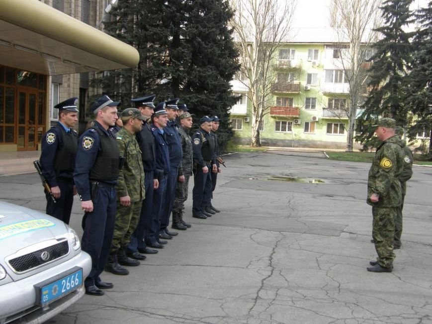 В Доброполье проведен очередной инструктаж личного состава милиции, заступающего на охрану общественного порядка (фото) - фото 1 В Доброполье проведен очередной инструктаж личного состава милиции, заступающего на охрану общественного порядка (фото) - фото 1