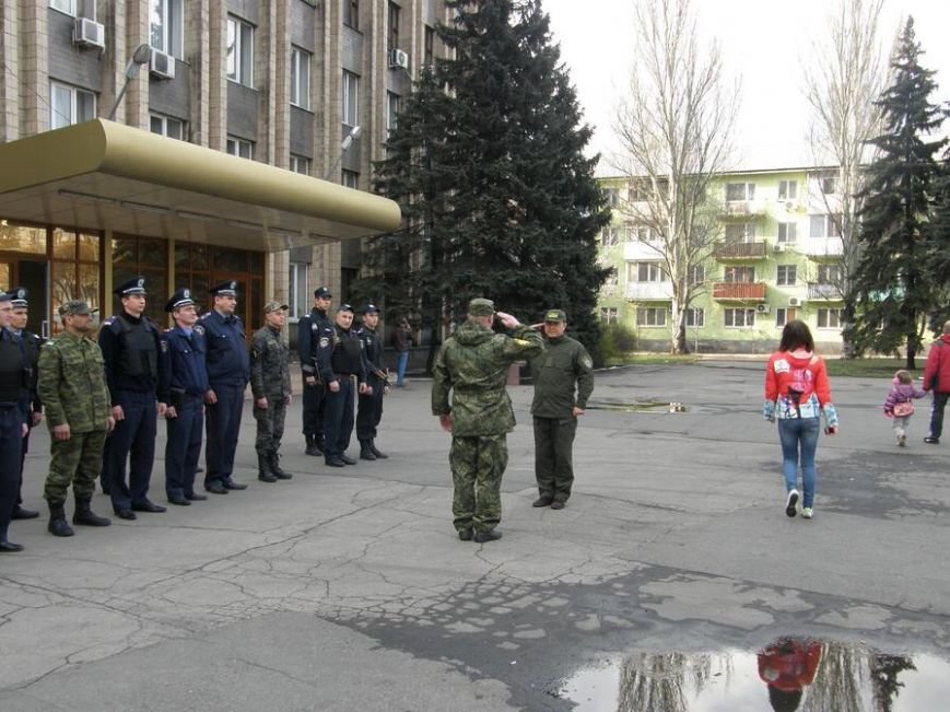 В Доброполье проведен очередной инструктаж личного состава милиции, заступающего на охрану общественного порядка (фото) - фото 3 В Доброполье проведен очередной инструктаж личного состава милиции, заступающего на охрану общественного порядка (фото) - фото 3