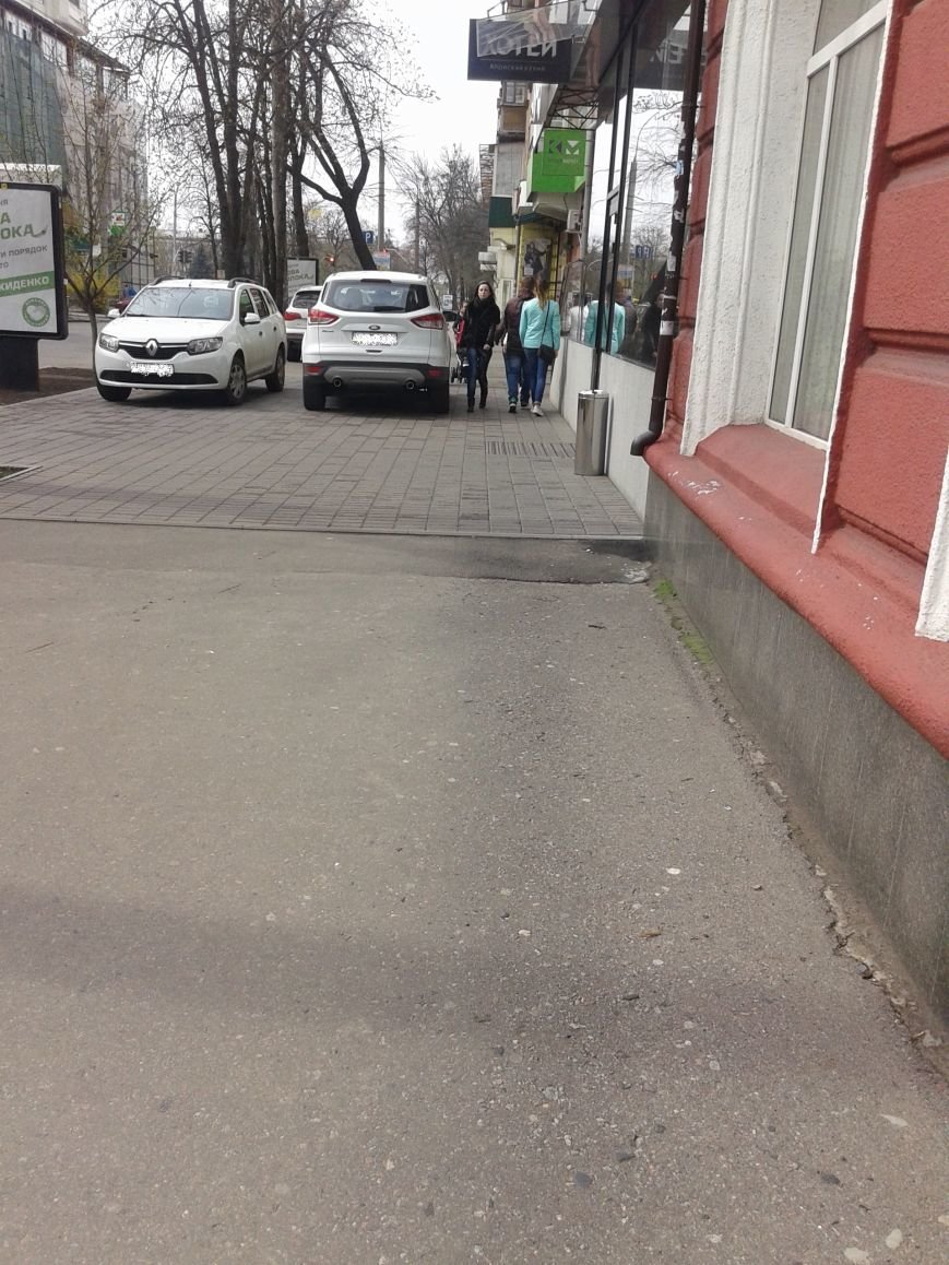 Полтава - город, где любой тротуар может стать парковкой (фото) - фото 1 Полтава - город, где любой тротуар может стать парковкой (фото) - фото 1