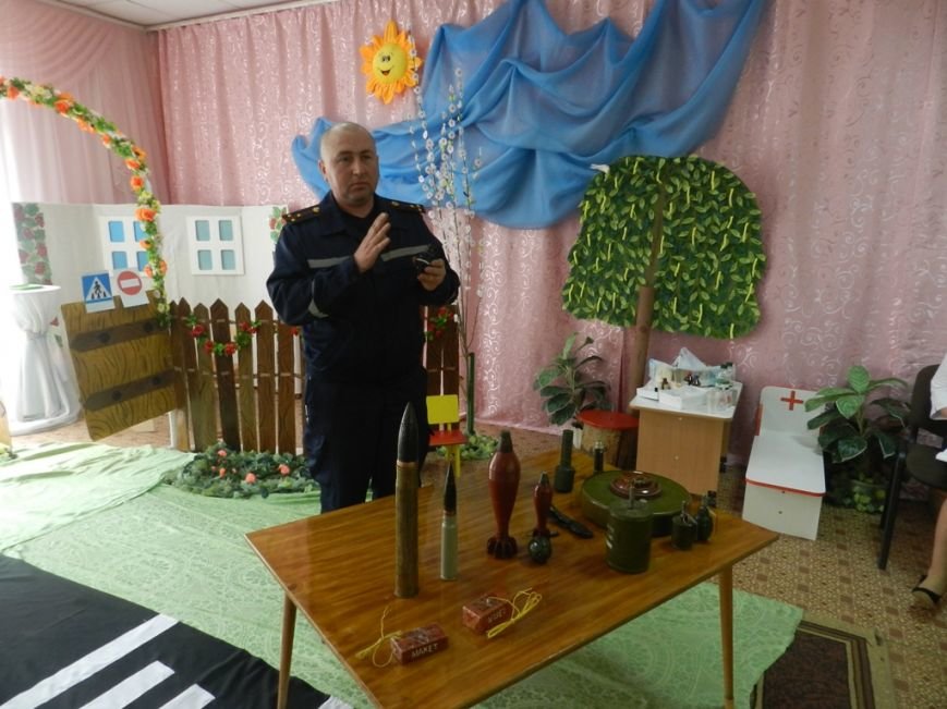 Праздник безопасности в яслях-саду №80 Херсона: учились родители и персонал заведения (фото) (фото) - фото 5 Праздник безопасности в яслях-саду №80 Херсона: учились родители и персонал заведения (фото) (фото) - фото 5
