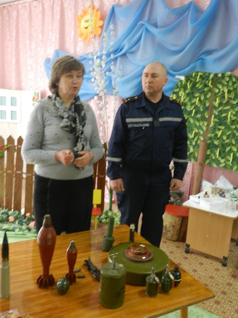 Праздник безопасности в яслях-саду №80 Херсона: учились родители и персонал заведения (фото) (фото) - фото 4 Праздник безопасности в яслях-саду №80 Херсона: учились родители и персонал заведения (фото) (фото) - фото 4