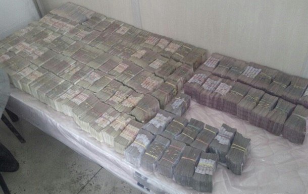 Жителя Макеевки задержали при попытке вывоза 6,6 млн. грн. из зоны АТО (фото) - фото 3 Жителя Макеевки задержали при попытке вывоза 6,6 млн. грн. из зоны АТО (фото) - фото 3