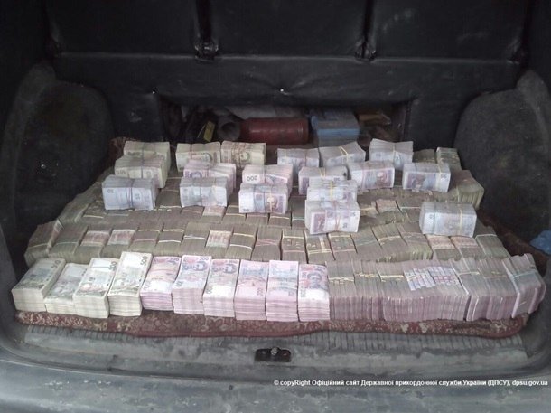 Жителя Макеевки задержали при попытке вывоза 6,6 млн. грн. из зоны АТО (фото) - фото 6 Жителя Макеевки задержали при попытке вывоза 6,6 млн. грн. из зоны АТО (фото) - фото 6