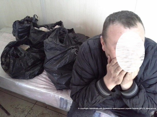 Жителя Макеевки задержали при попытке вывоза 6,6 млн. грн. из зоны АТО (фото) - фото 2 Жителя Макеевки задержали при попытке вывоза 6,6 млн. грн. из зоны АТО (фото) - фото 2