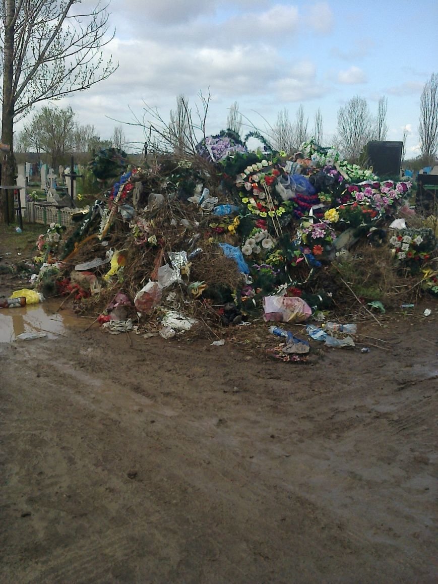 Криворожанин назвал поездку на кладбище в Поминальное воскресенье «хождением по муках» (ФОТО) (фото) - фото 1 Криворожанин назвал поездку на кладбище в Поминальное воскресенье «хождением по муках» (ФОТО) (фото) - фото 1