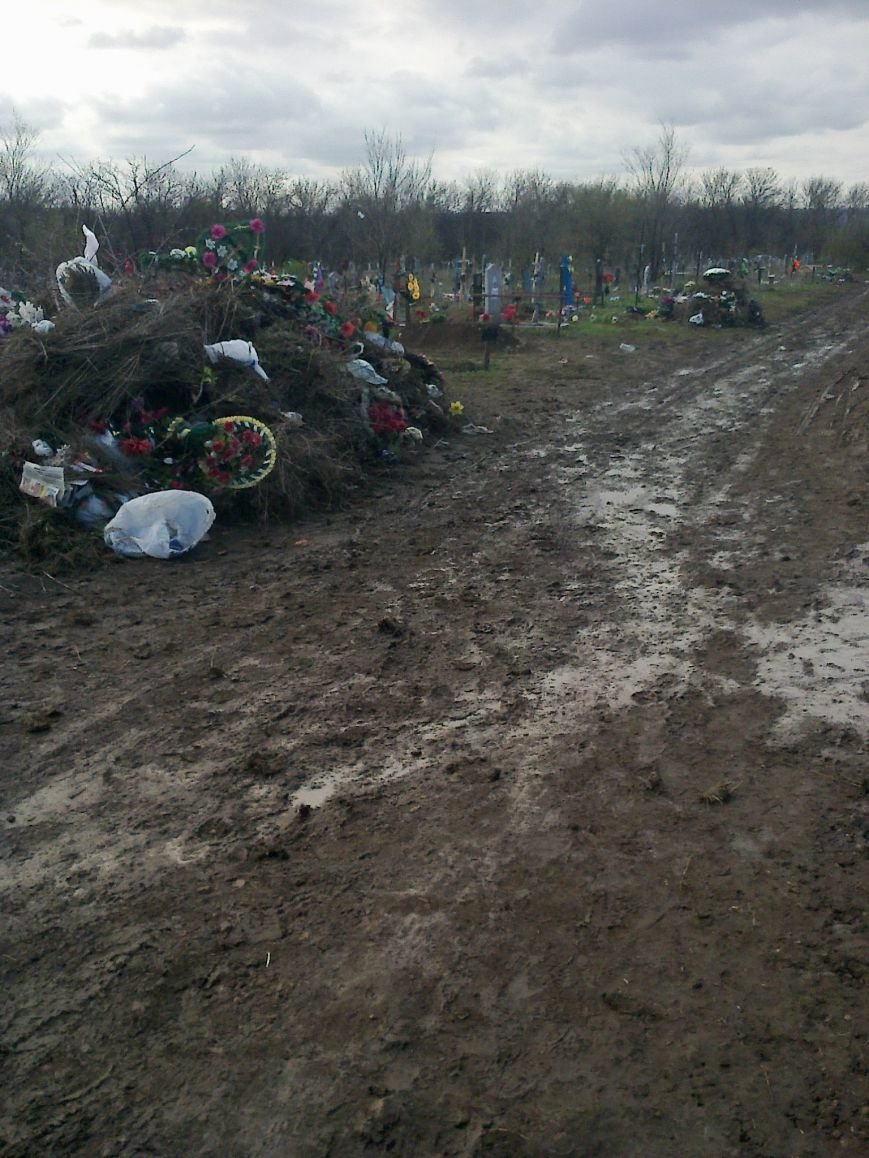 Криворожанин назвал поездку на кладбище в Поминальное воскресенье «хождением по муках» (ФОТО) (фото) - фото 1 Криворожанин назвал поездку на кладбище в Поминальное воскресенье «хождением по муках» (ФОТО) (фото) - фото 1