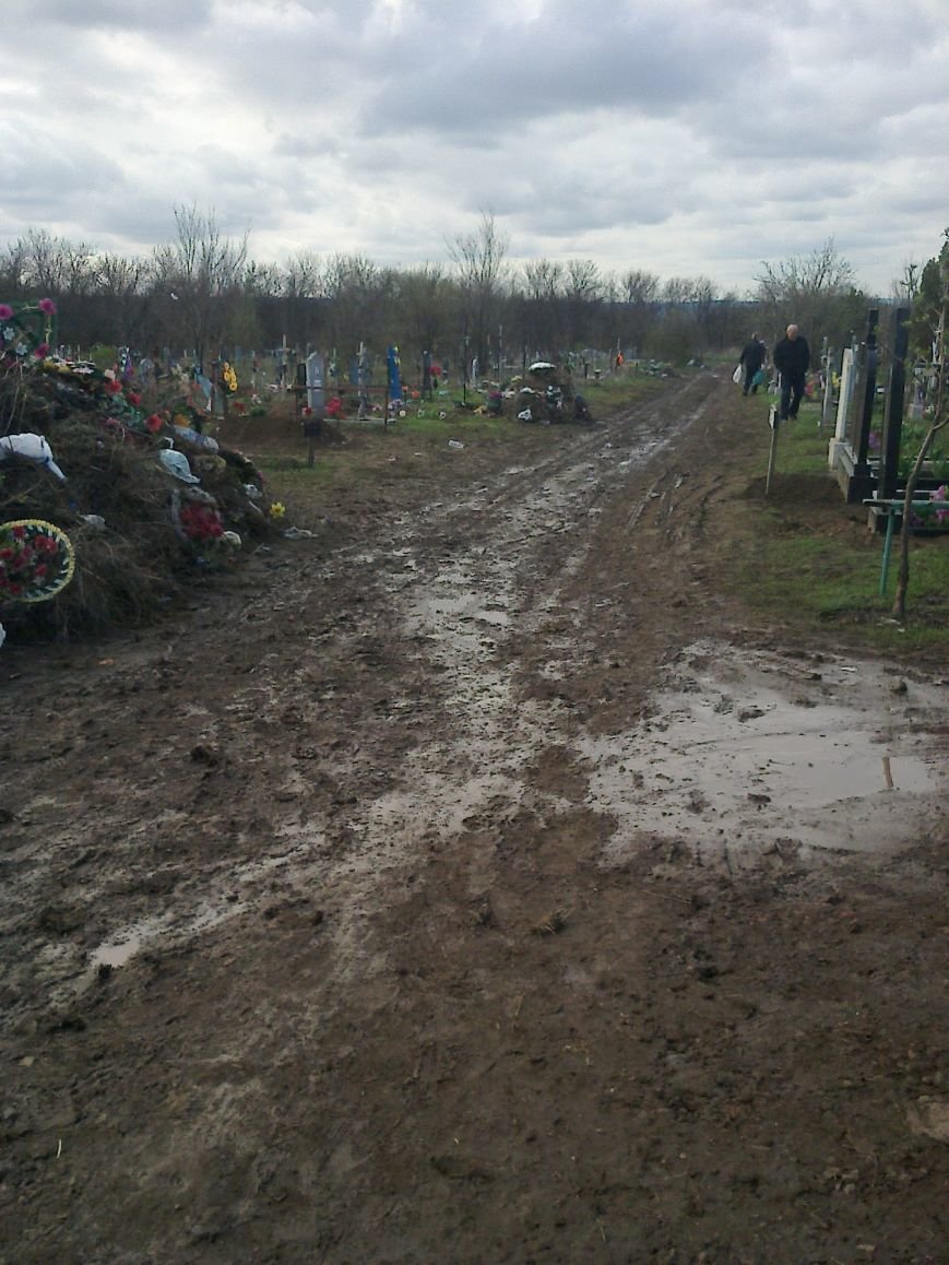 Криворожанин назвал поездку на кладбище в Поминальное воскресенье «хождением по муках» (ФОТО) (фото) - фото 1 Криворожанин назвал поездку на кладбище в Поминальное воскресенье «хождением по муках» (ФОТО) (фото) - фото 1