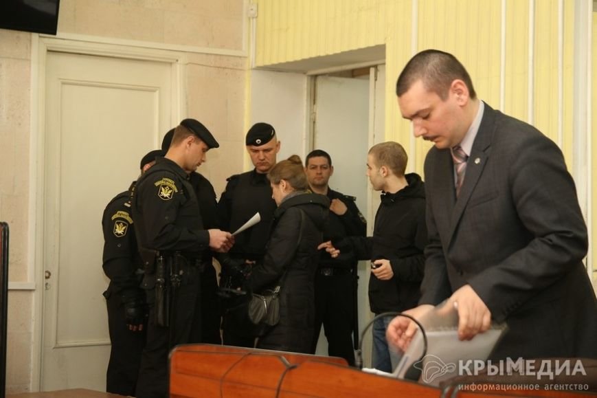 Сегодня в Симферополе проходит заседание суда по делу о посягательстве на жизнь сотрудника «Беркута» (ФОТО) (фото) - фото 2 Сегодня в Симферополе проходит заседание суда по делу о посягательстве на жизнь сотрудника «Беркута» (ФОТО) (фото) - фото 2