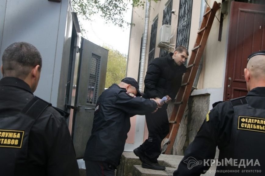 Сегодня в Симферополе проходит заседание суда по делу о посягательстве на жизнь сотрудника «Беркута» (ФОТО) (фото) - фото 1 Сегодня в Симферополе проходит заседание суда по делу о посягательстве на жизнь сотрудника «Беркута» (ФОТО) (фото) - фото 1