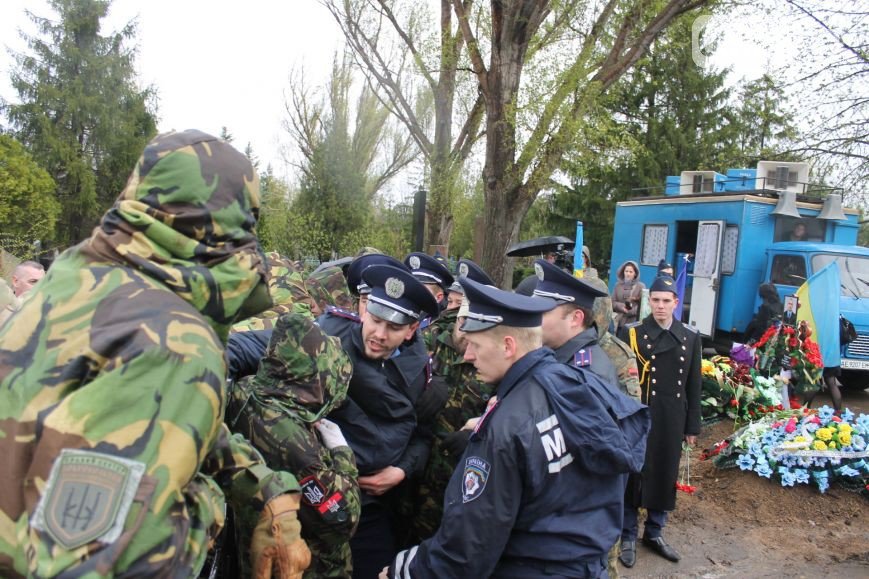 В Кривом Роге: мэра не пускали на панихиду по погибшим бойцам, активисты «люстрировали» чиновника и проверили солдатскую столовую (фото) - фото 2 В Кривом Роге: мэра не пускали на панихиду по погибшим бойцам, активисты «люстрировали» чиновника и проверили солдатскую столовую (фото) - фото 2