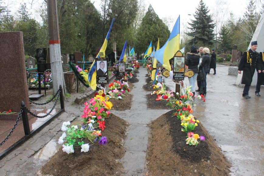 В Кривом Роге: мэра не пускали на панихиду по погибшим бойцам, активисты «люстрировали» чиновника и проверили солдатскую столовую (фото) - фото 1 В Кривом Роге: мэра не пускали на панихиду по погибшим бойцам, активисты «люстрировали» чиновника и проверили солдатскую столовую (фото) - фото 1