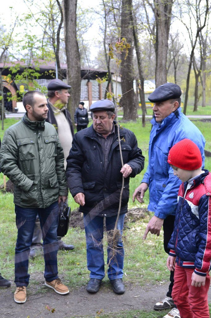 Криворожане увековечили память о погибших бойцах, посадив деревья на «Аллее Героев» (ФОТО, ВИДЕО) (фото) - фото 1 Криворожане увековечили память о погибших бойцах, посадив деревья на «Аллее Героев» (ФОТО, ВИДЕО) (фото) - фото 1