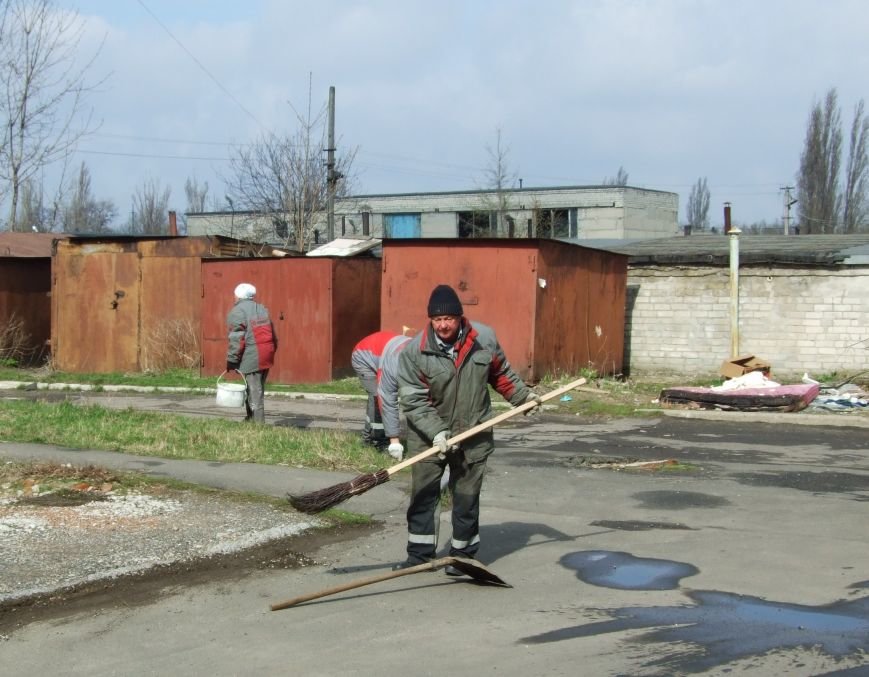 Сотрудники АКХЗ убирают город (2) Сотрудники АКХЗ убирают город (2)