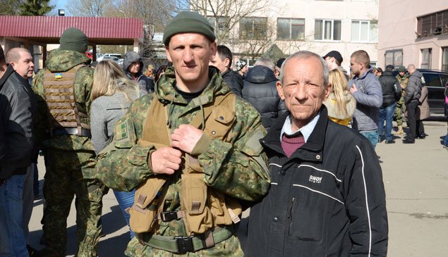 Півсотні бійців батальйону «Тернопіль» поїхали в зону АТО (фото) (фото) - фото 2 Півсотні бійців батальйону «Тернопіль» поїхали в зону АТО (фото) (фото) - фото 2