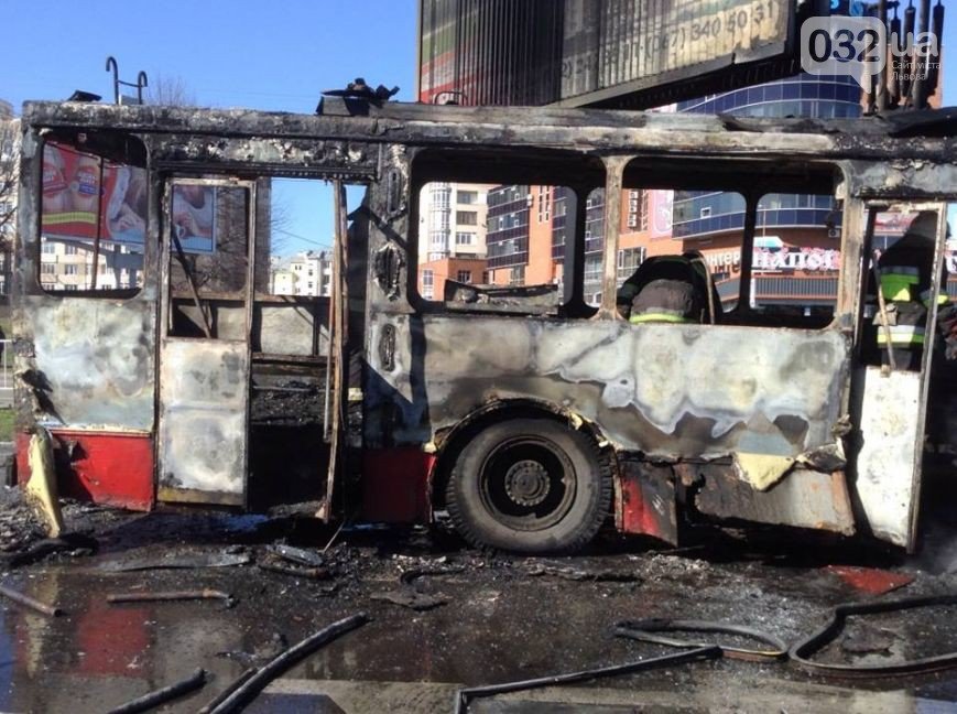 Причину пожежі тролейбусу №13 досі не встановлено (фото) - фото 1 Причину пожежі тролейбусу №13 досі не встановлено (фото) - фото 1