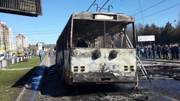 Причину пожежі тролейбусу №13 досі не встановлено (фото) - фото 1 Причину пожежі тролейбусу №13 досі не встановлено (фото) - фото 1