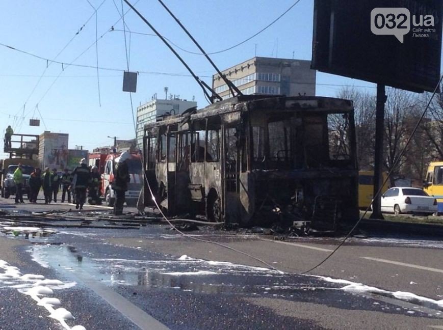 Причину пожежі тролейбусу №13 досі не встановлено (фото) - фото 2 Причину пожежі тролейбусу №13 досі не встановлено (фото) - фото 2
