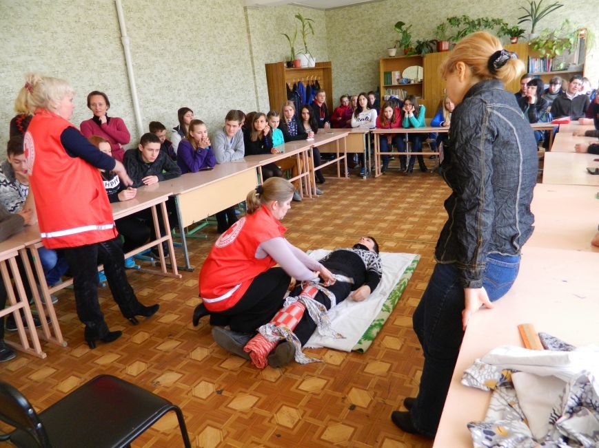 В Доброполье Красный Крест проводит тренинги по оказанию первой медпомощи (фото) - фото 1 В Доброполье Красный Крест проводит тренинги по оказанию первой медпомощи (фото) - фото 1