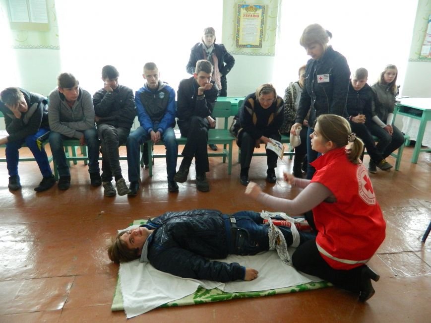 В Доброполье Красный Крест проводит тренинги по оказанию первой медпомощи (фото) - фото 1 В Доброполье Красный Крест проводит тренинги по оказанию первой медпомощи (фото) - фото 1