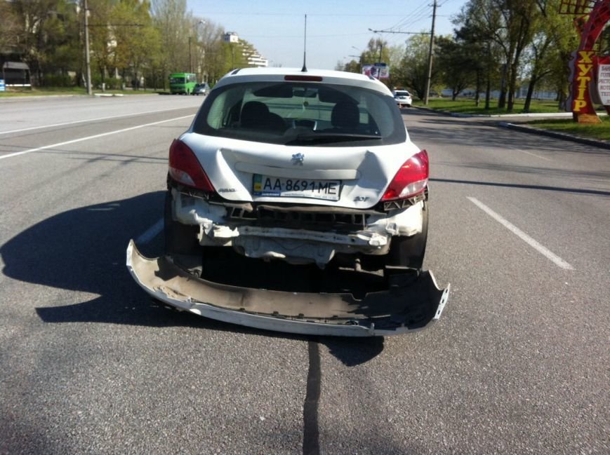 ДТП в Днепропетровске: за рулем женщина (фото) - фото 2 ДТП в Днепропетровске: за рулем женщина (фото) - фото 2